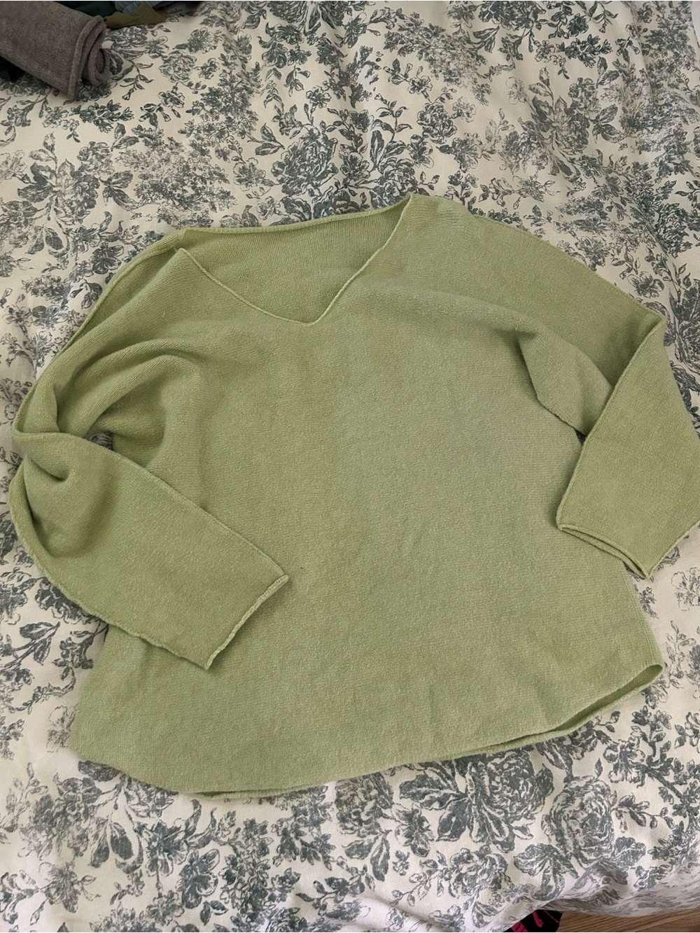 V-Neck Italian made Lightweight Knit Sweater - light Sage Green